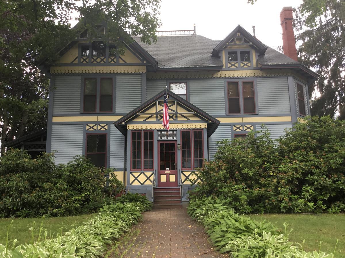 Amherst Inn Bed & Breakfast *