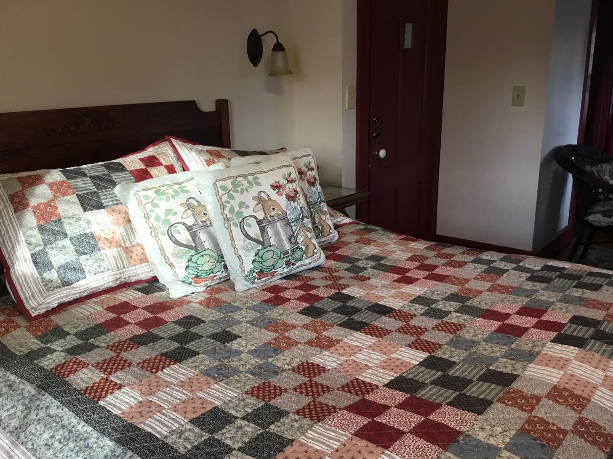 Bed & Breakfast Amherst Inn *