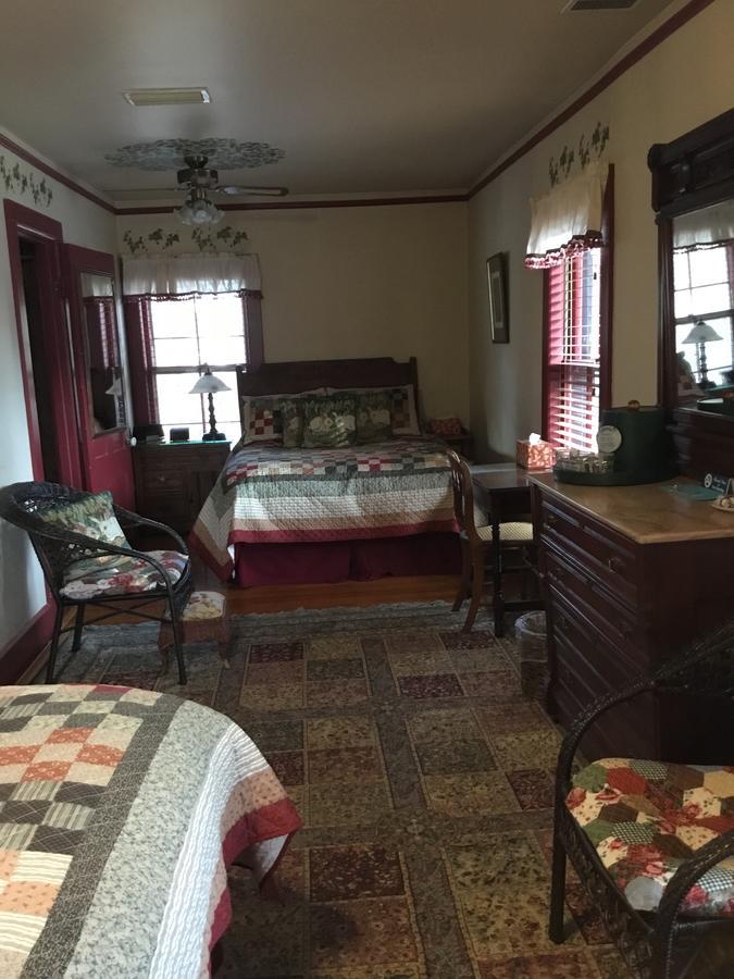 Bed & Breakfast Amherst Inn *