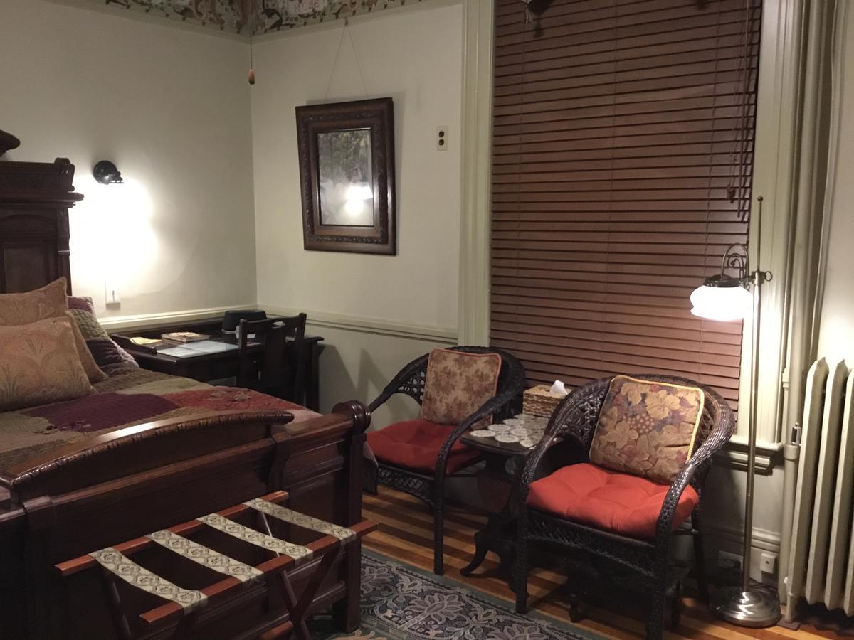 Amherst Inn Bed & Breakfast *